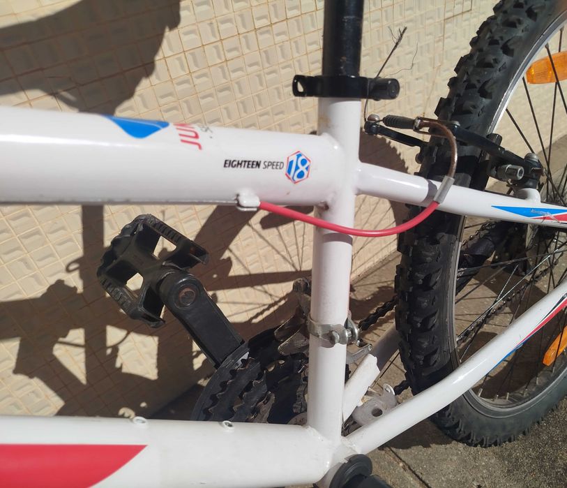 Pack BTT Júnior: Bicicleta Berg Blast 243 (Roda 24) + Capacete + Calções Novos + Conta Kms