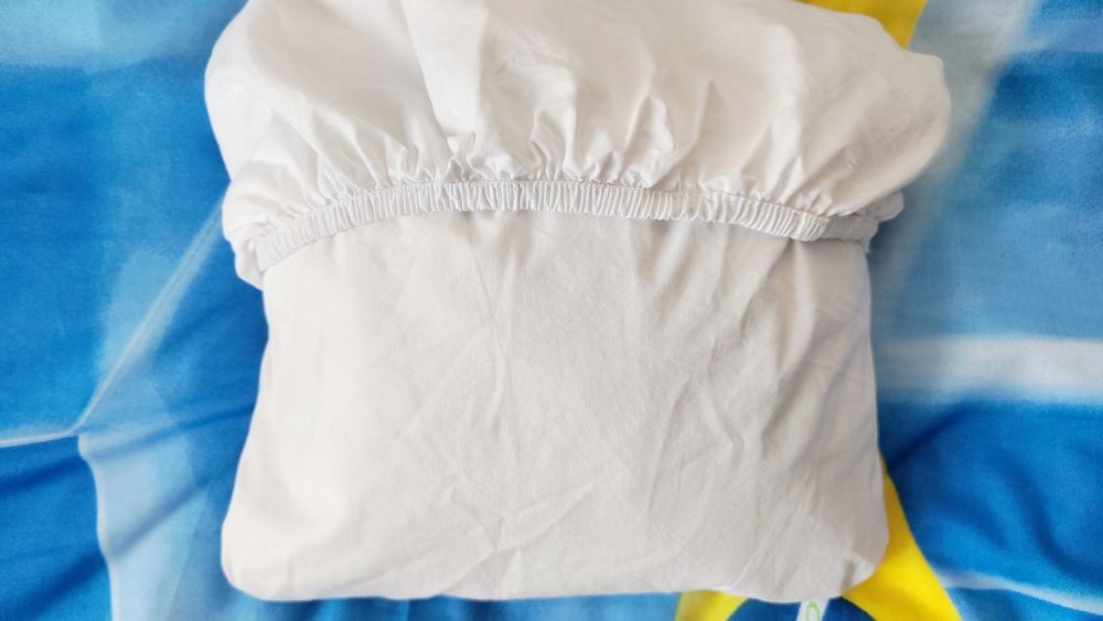 Біле простирадло на резинці