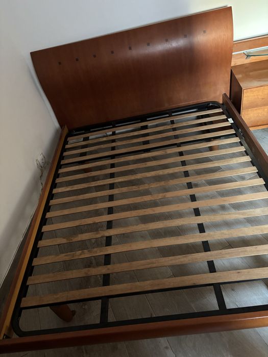Cama de casal com estrado e duas mesas de cabeceira