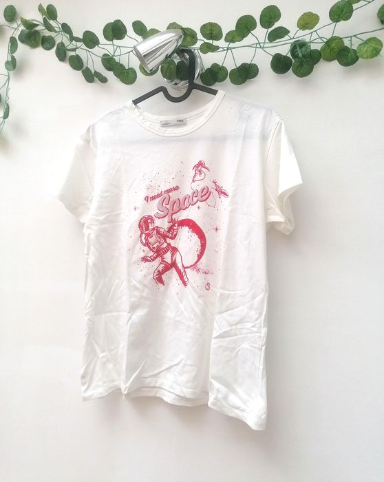 T-shirt Branca "I need more space"