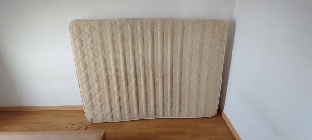 Cama de casal com colchão e estrado.