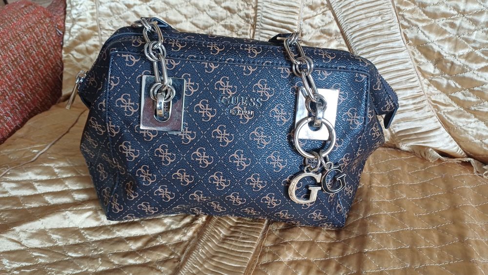 Сумочка GUESS в чудовому  стані