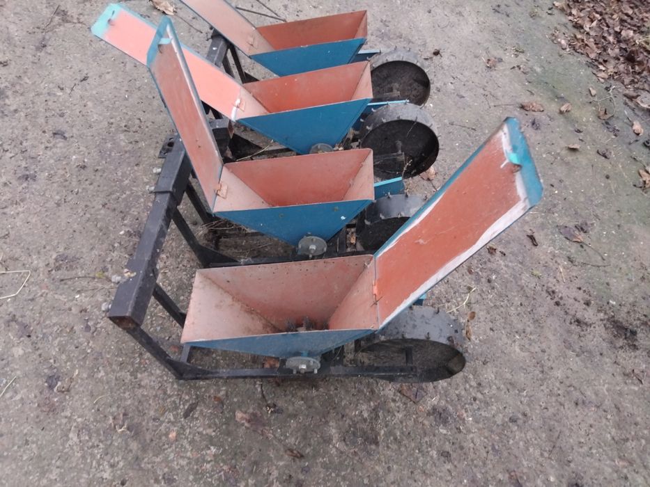 Продам підгортачі картоплі, сівалку,до мотоблока