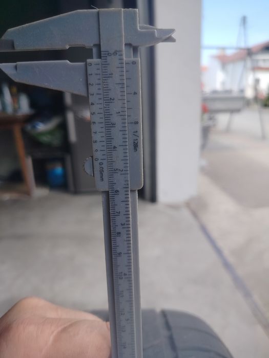 Felgi aluminiowe z oponami zimowymi.
