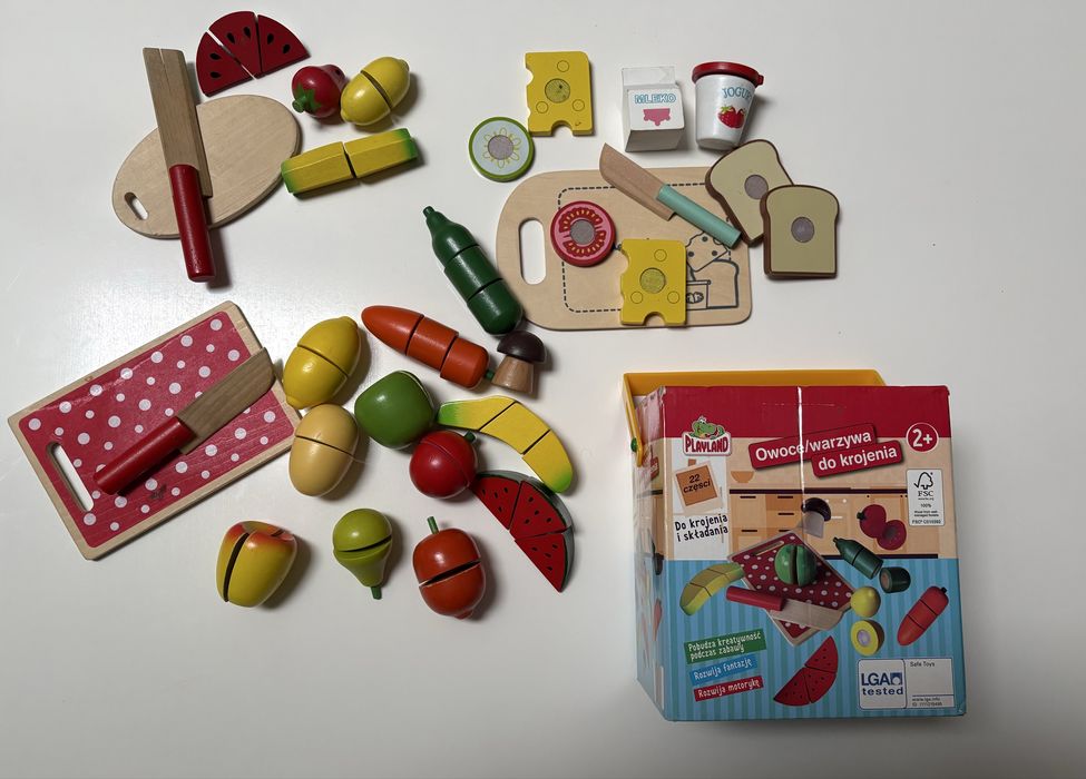 Kuchnia IKEA z dużym zestawem akcesoriów