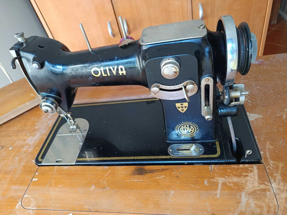 3Máquinas de Costura Vintage e uma de Tricotar