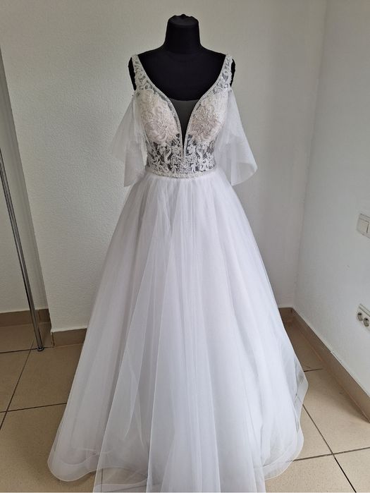 Продам нові весільні плаття