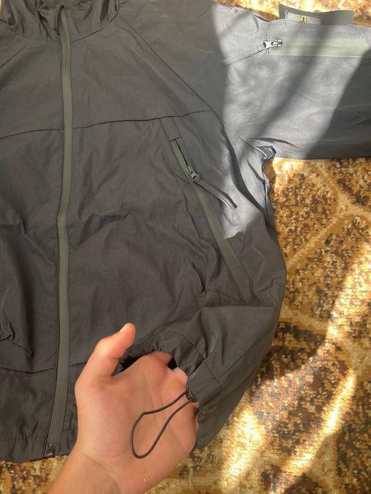 Нова вітровка Stone Island, матеріал який відштовхує воду . Стан як на фото