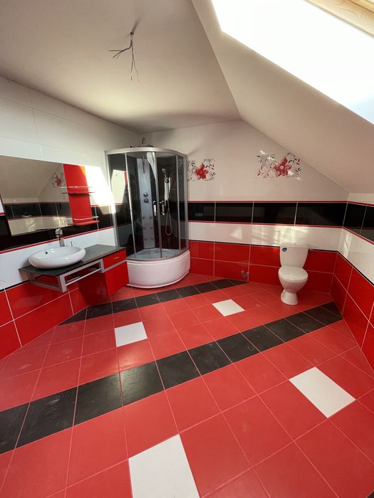 Продається сучасний двоповерховий будинок з великим підвалом