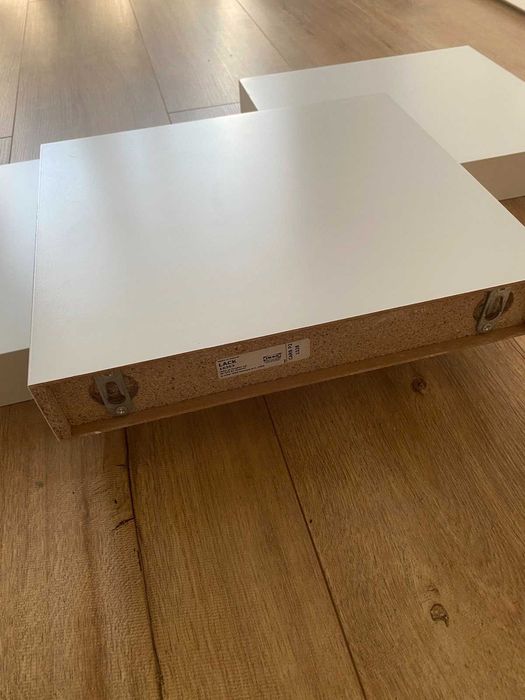 Białe półki ścienne