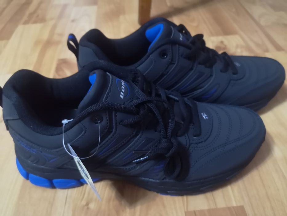 Нові чорні кросівки Bona р.42 (маломірять на розмір), ортоустілка