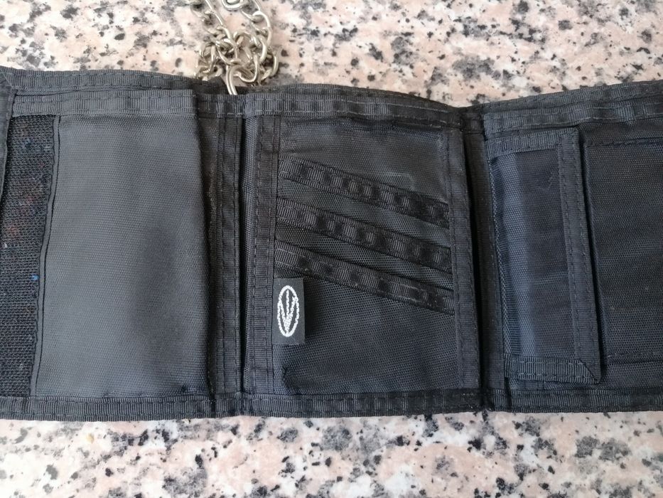 Carteira com corrente Energie