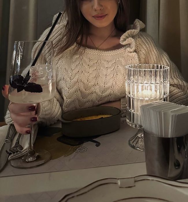 Теплий светр з красивою відкритою спиною