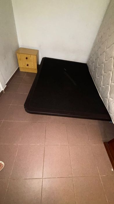 Vende-se moveis, cama e a base, roupeiro com espelho, e um mini armário com  seis gavetas