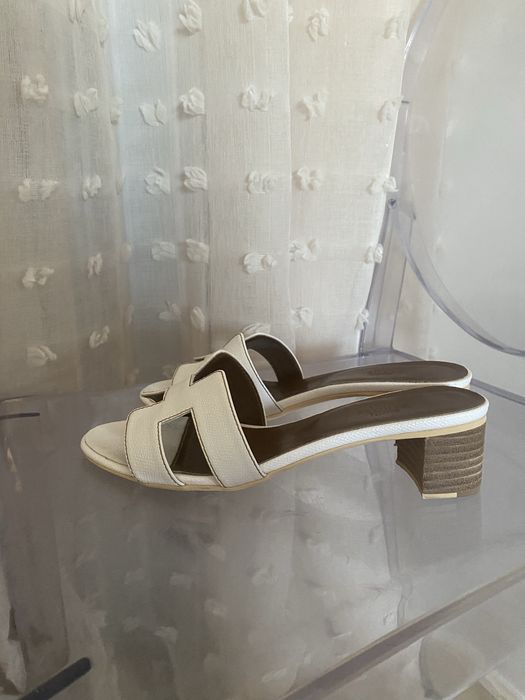 Hermès Oasis białe klapki na 5cm obcasiku