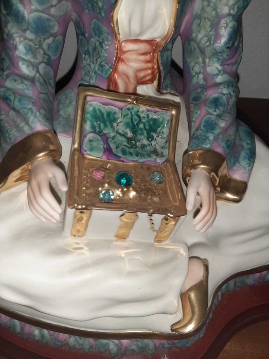 Estatueta em Porcelana