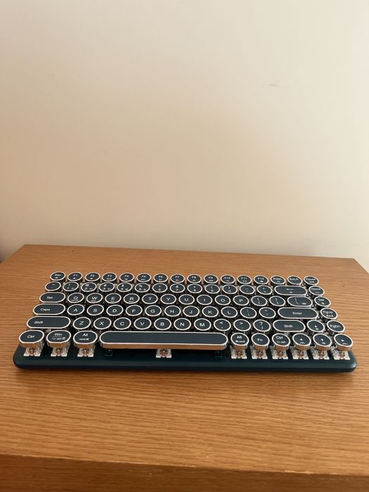 Teclado Mecânico Retro Typewriter LED – Multi-dispositivo (Mac/Windows/iOS/Android)