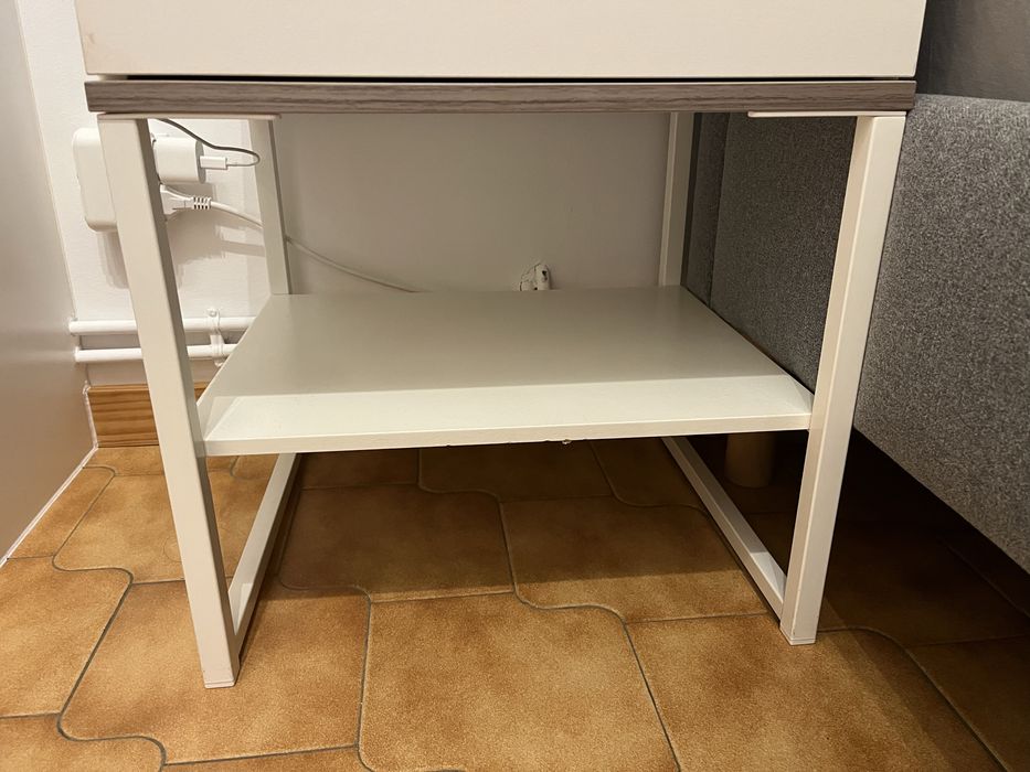 Mesa de cabeceira branca com gaveta