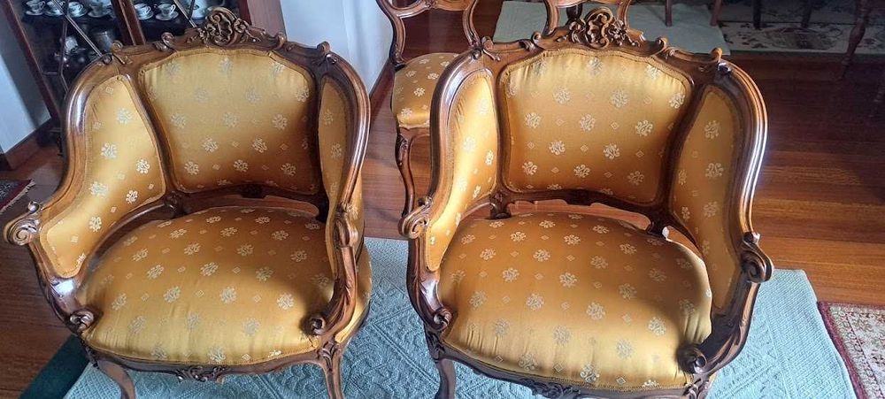Conjunto sofá, poltronas e cadeiras antigas sem braços.