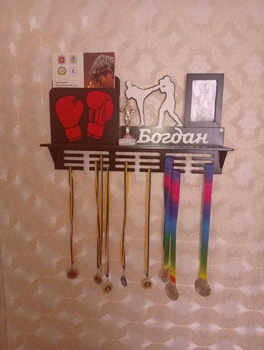 Медальниця. Медальница с полкой для кубков и ящиком для дипломов