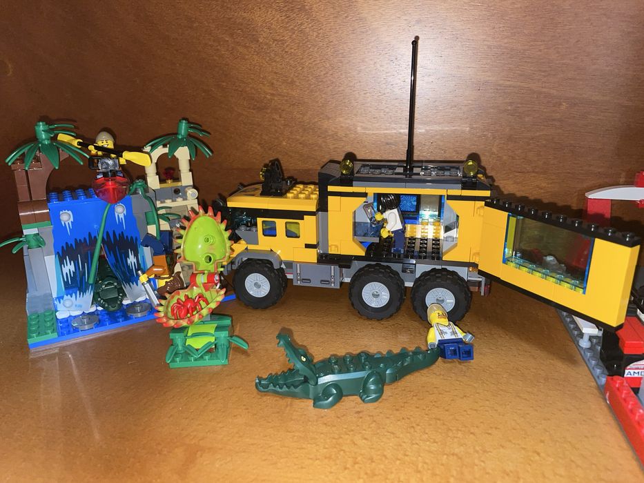 Legos Variados (Avião, Marvel, Carros)