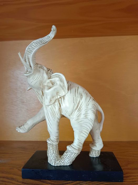 Elefante e estátuas