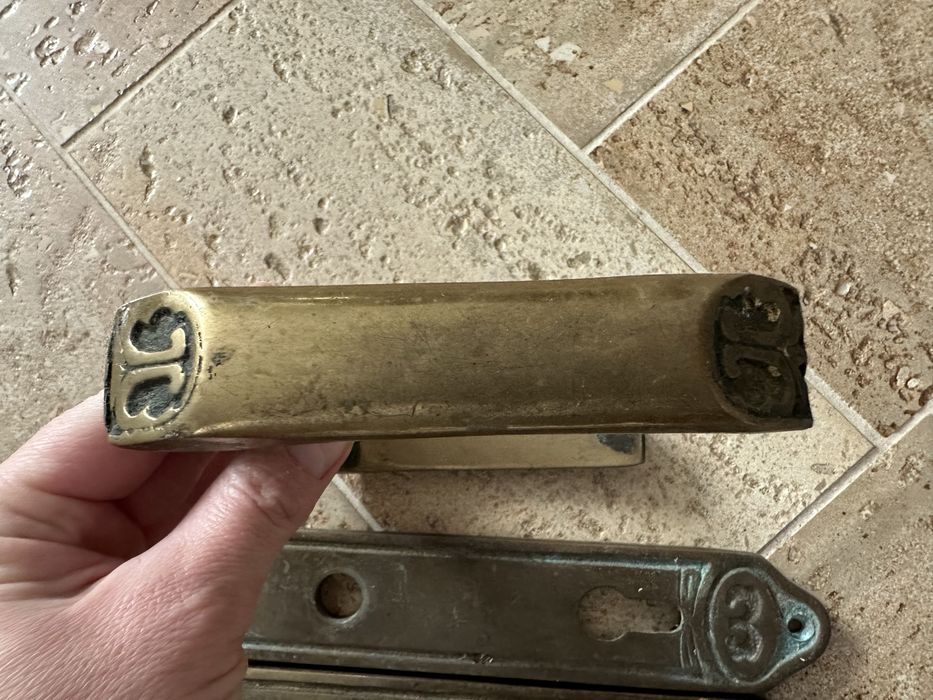 Piękna mosiężna klamka .