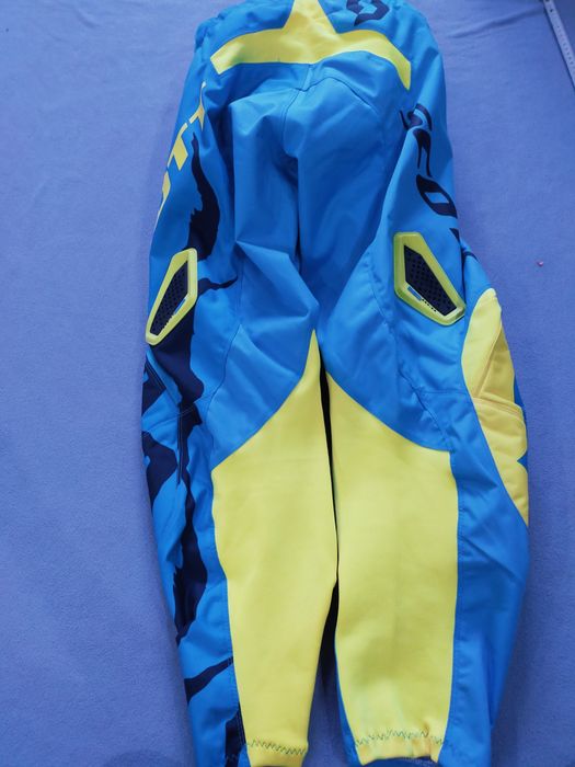 Spodnie w rozmiarze 32 Scott