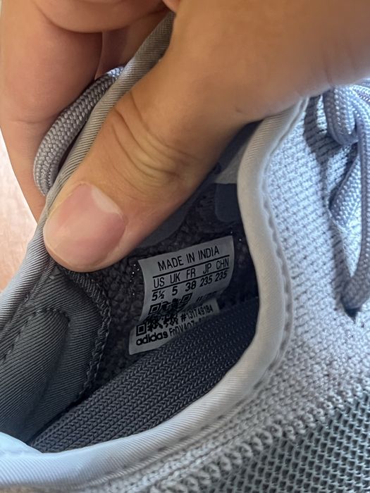 Yeezy 350 v2 stregry / tamanho 38 / novo