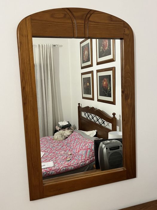 Espelho com moldura em cerejeira