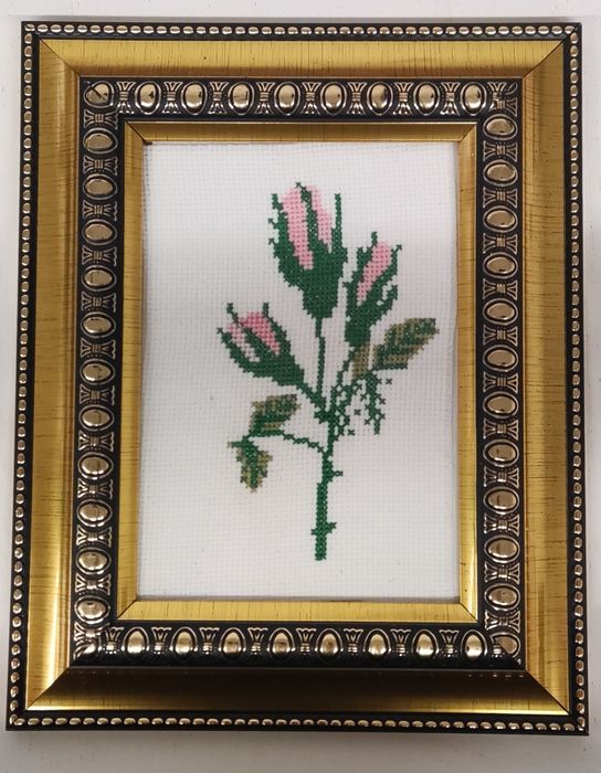 Moldura Dourada trabalhada em ponto cruz