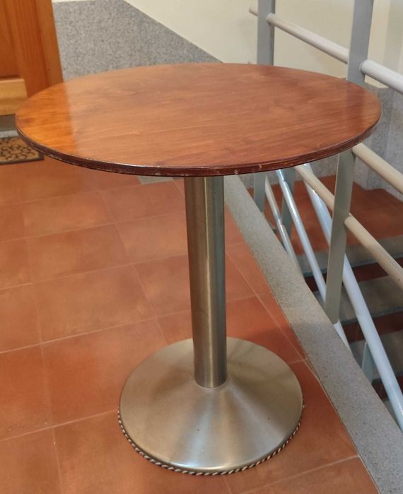 casa - mesa redonda com pé em inox