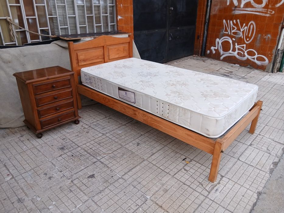 Cama solteiro pinho com mesinha e colchão