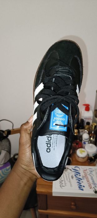 Dois tênis da adidas pretos