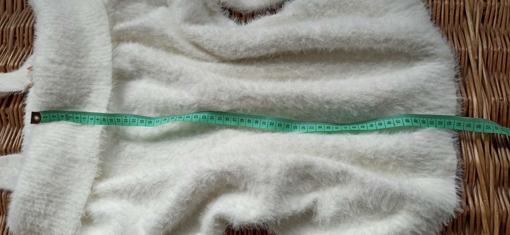 Nowy biały sweter z złotymi klamrami