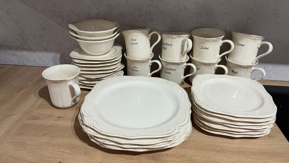 Duża piekna zastawa.