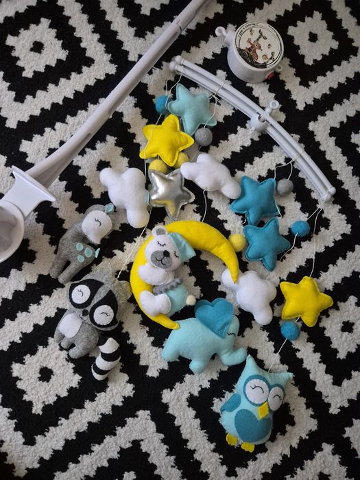 Гарний мобіль у дитяче ліжечко.