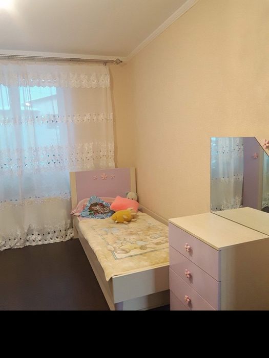 Дитячі меблі для дівчинки, шафа, комод, ліжко, стіл, поличка.
