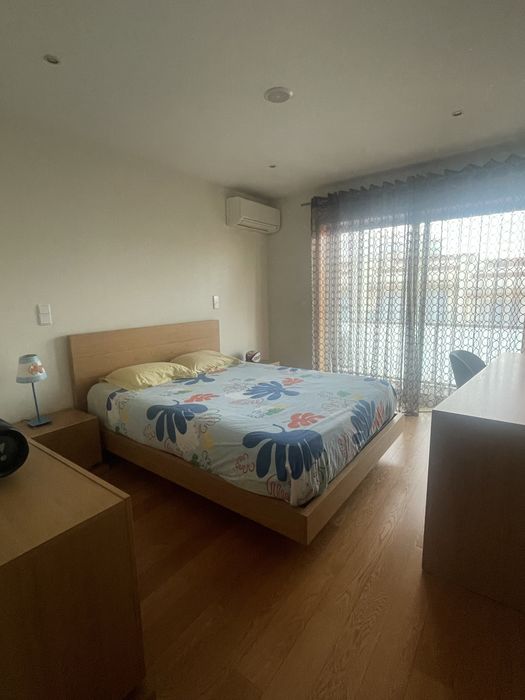 Quarto completo com cama de casal e mobilia