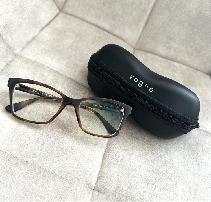 Окуляри Vogue (правий -4,5 ; лівий -3,75)