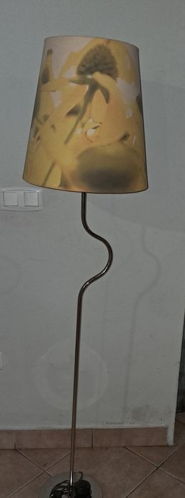 Candeeiro de pé com abajour