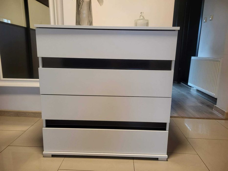 Używana biała komoda