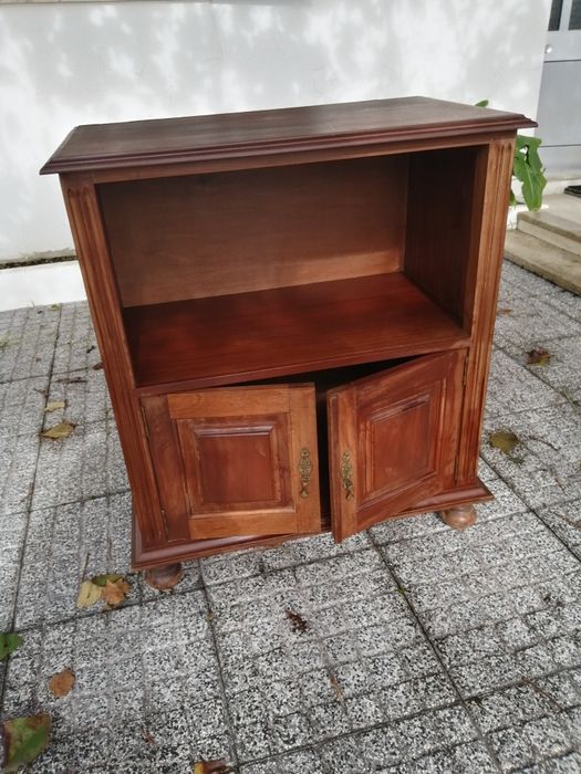 Um móvel em madeira