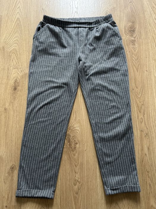 Materialowe eleganckie spodnie w paski z prosta nogawka