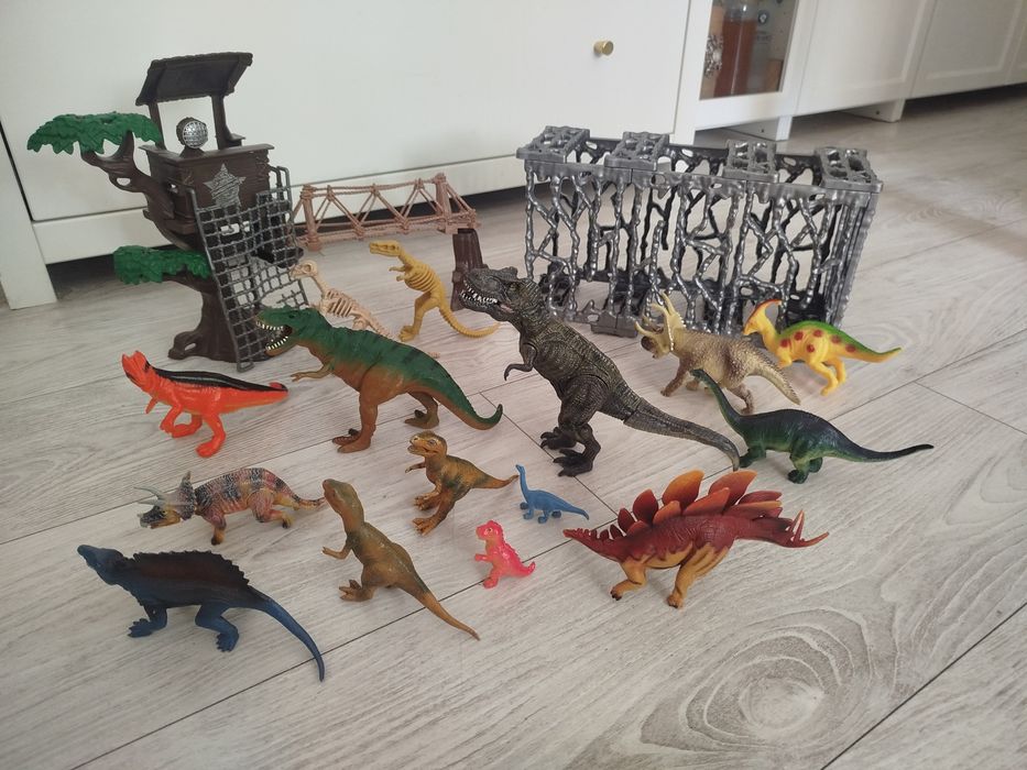 Dinozaury 15 szt  , zestaw z klatką i mostkiem
