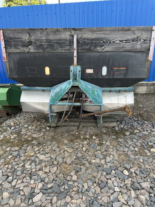 Розкидач добрива Unia MX premium900