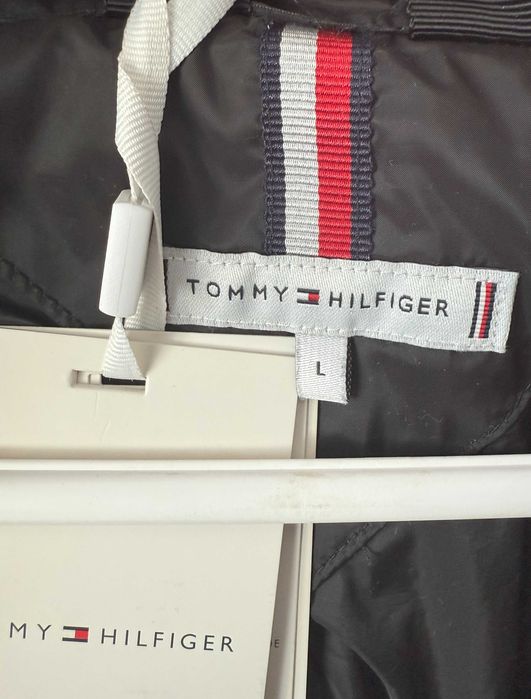 Czarna kurtka pikowana z kapturem - Tommy Hilfiger