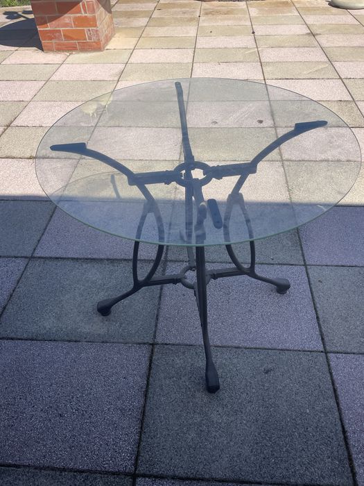 Mesa com pes e tampo em vidro