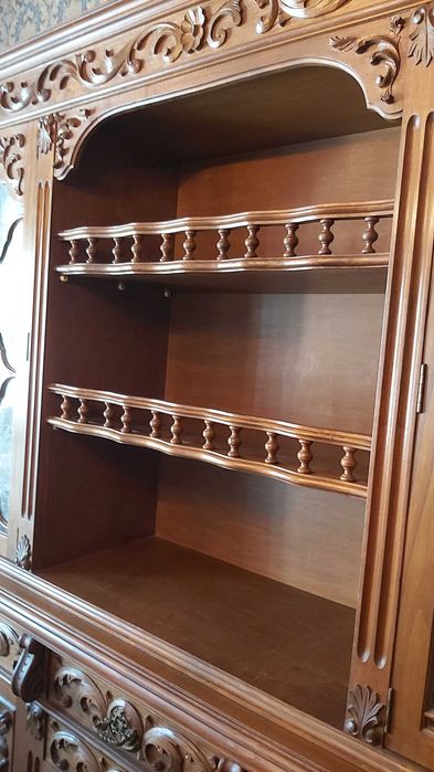Aparador/Vitrine/Armario clássica impecável.Madeira maciça esculpida.