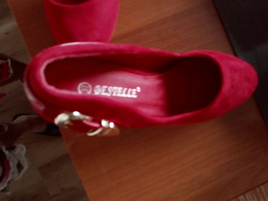 Buty czerwone 37 obcas wsuwane zamsz
